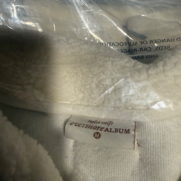 Taylor Swift Sherpa - Picture 6 of 6